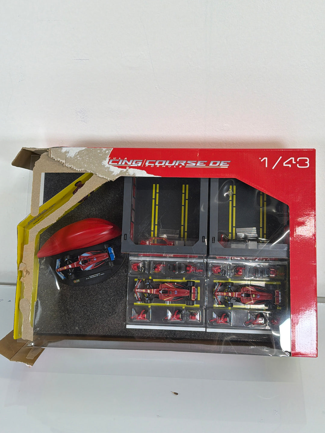 Bburago 1/43 Scale Formula Racing SF 24 Ferrari Pit Stop Crew