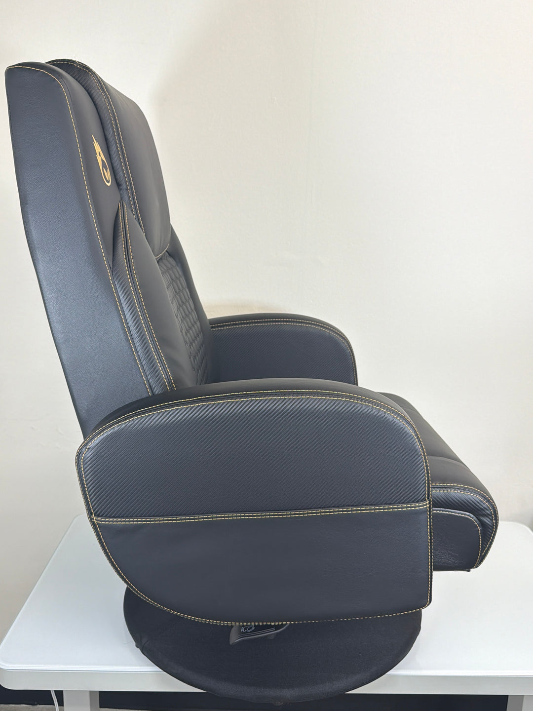 DPS Centurion Pedestal Swivel Gaming Chair