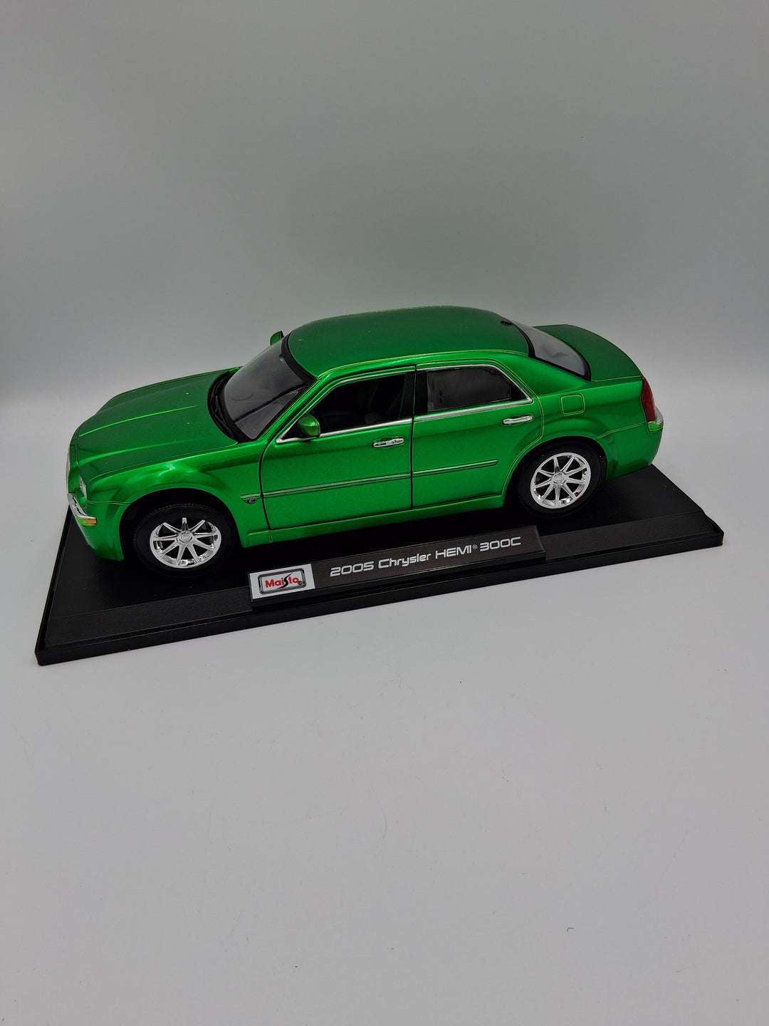Maisto - 2005 Chrysler HEMI 300C 1:18 Die Cast